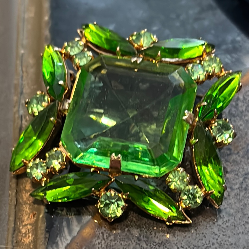 Elegant Vintage Green Glass with Brasstone setting Pin Brooch